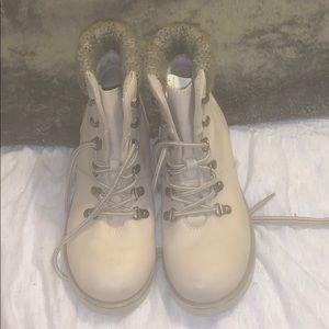 Beige/tan boots